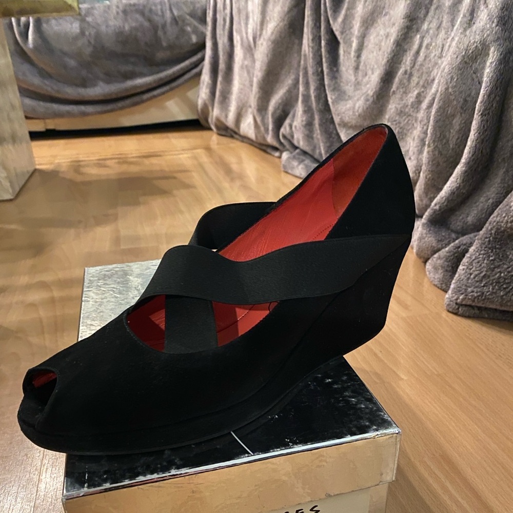 Pas de rouge peep toe wedges